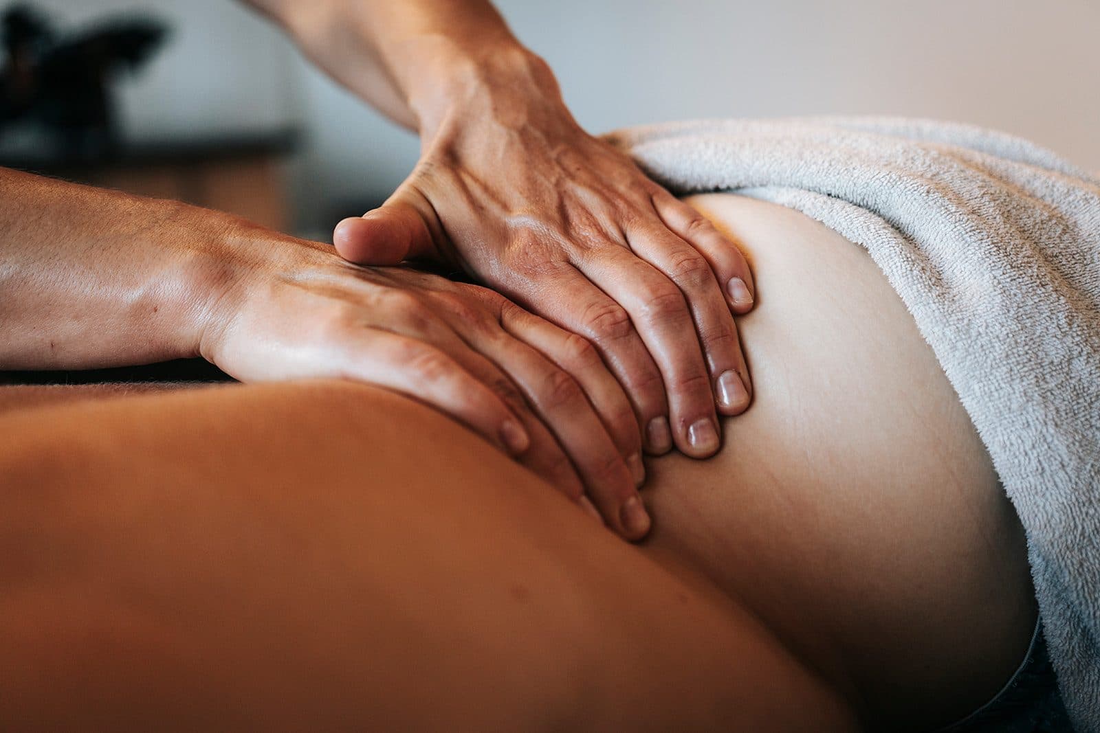 Massage du bassin et du bas du dos, drapé de serviette, au cabinet d'Hossegor