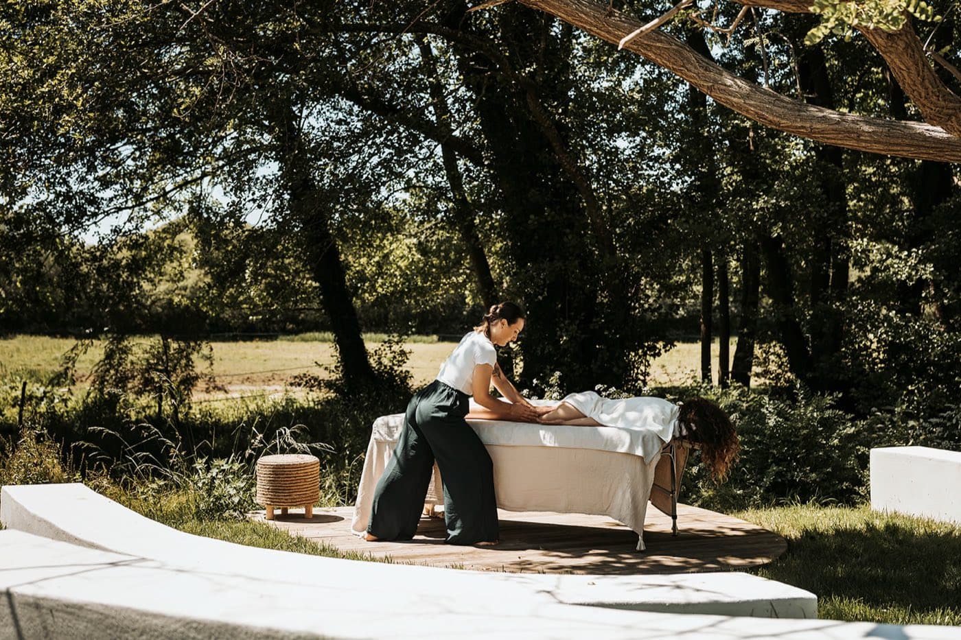 Table de massage installée en extérieur pour un soin à domicile dans les Landes