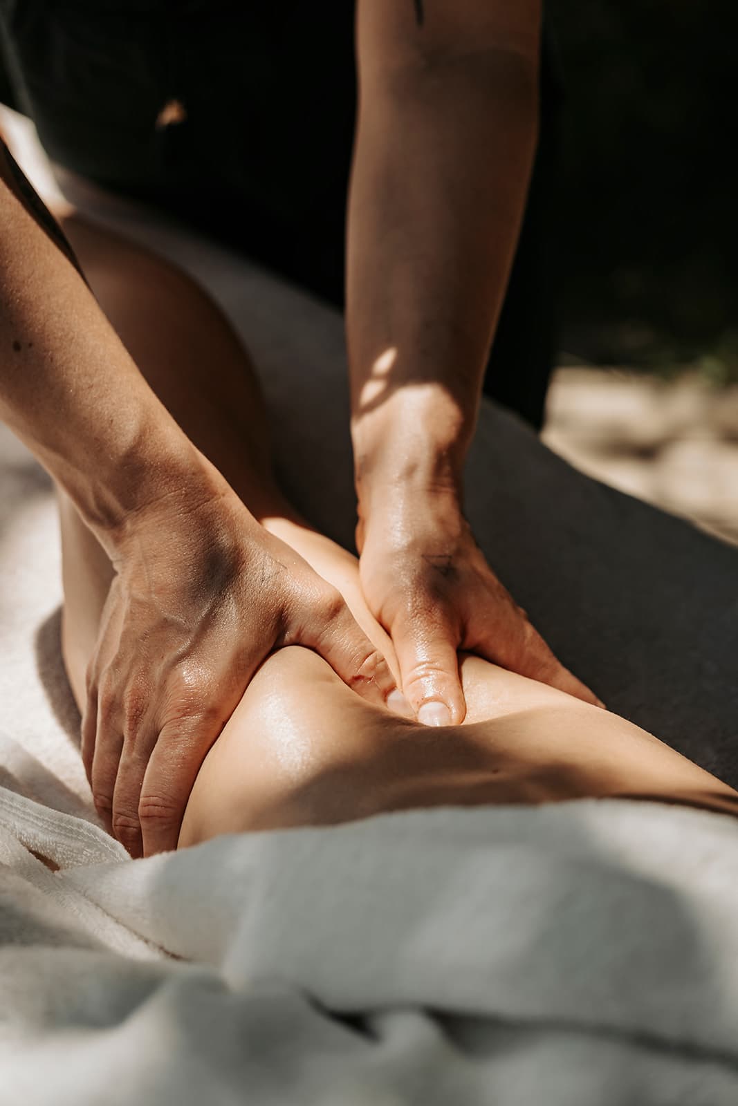 Massage profond de la jambe pour la récupération sportive
